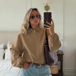 Veste courte matelassée camel chic avec col à revers et manches bouffantes pour l'automne