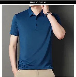 Détail du polo bleu brume en soie glacée à manches courtes avec col classique à boutons