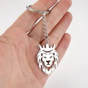 Detailopname van een holle leeuwenkop hanger met kroon aan een zilveren sleutelhanger