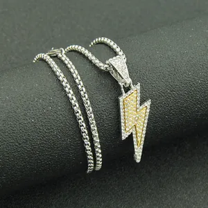 Détail macro du pendentif éclair avec cristaux étincelants et chaîne box en argent