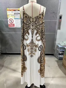 Vollansicht eines weißen Boho-Maxikleides mit braunem Paisley-Blumenmuster-Print
