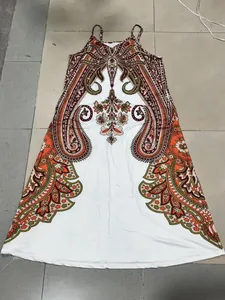 Detail des Boho-Maxikleides mit leuchtend orangefarbenem Paisley-Blumenmuster