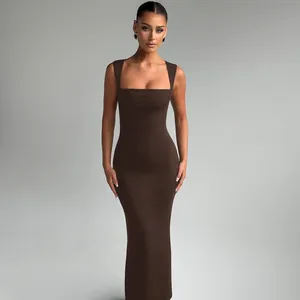 Détail d'une robe longue moulante marron chocolat avec encolure carrée et bretelles