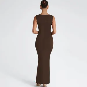 Vue arrière d'une robe longue moulante marron foncé avec encolure carrée et sans manches