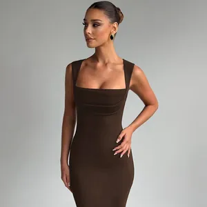 Détail du col carré et des plis sur la poitrine d'une robe marron moulante