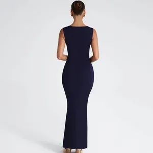 Détail montrant la coupe arrière et l'ourlet sirène de cette robe longue bleu marine