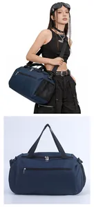 Borsa sportiva blu scuro in nylon resistente con tasca laterale in rete traspirante