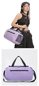 Borsa fitness viola chiaro impermeabile con cinghie nere e tasca laterale a rete