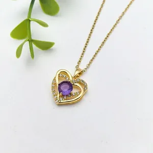 Elegante collana doppio cuore dorata con gemma viola e zirconi brillanti