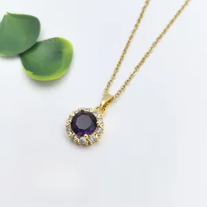 Elegante collana dorata con ciondolo a girasole e una grande pietra viola tonda