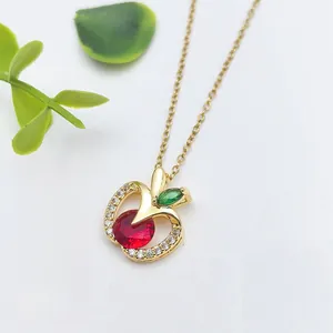 Collana a mela dorata con pietra rossa centrale e cristalli micro-pavé