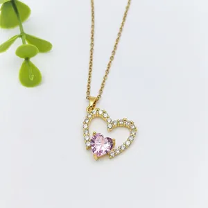 Collana dorata con ciondolo a cuore traforato e zircone rosa a forma di cuore incastonato