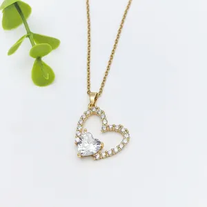 Lussuosa collana con ciondolo a cuore dorato con pietre di zircone e catena a maglie fini