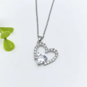 Collana con ciondolo a cuore in argento con micro-pavé di zirconi e catena sottile