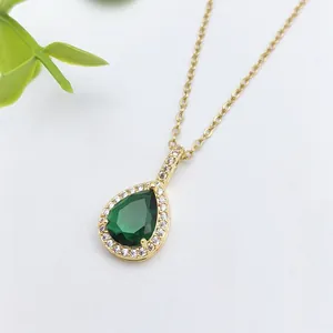 Elegante collana dorata con pendente a goccia in zircone verde e alone di diamanti bianchi