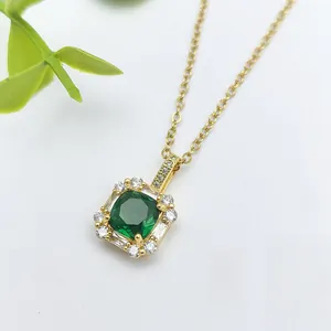 Elegante collana dorata con ciondolo quadrato verde smeraldo e dettagli in diamanti bianchi