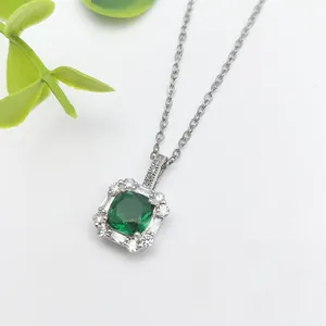 Collana d'argento con ciondolo in zircone verde smeraldo taglio cushion e micro cristalli
