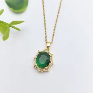 Collana vintage dorata con ciondolo in zircone verde smeraldo e micro-pave di cristalli