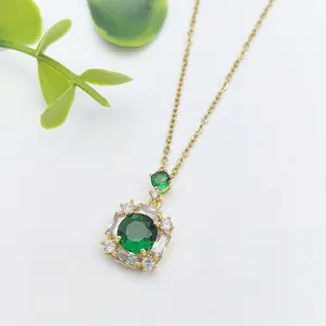 Lussuosa collana in oro con ciondolo in zircone verde smeraldo e cristalli bianchi