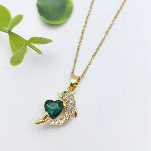Collana con delfino dorato, zirconi e ciondolo con gemma verde a forma di cuore da donna