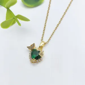 Elegante collana dorata con ciondolo a cuore in zircone smeraldo e dettagli floreali