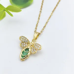 Collana con ciondolo a insetto dorato con gemma verde e cristalli di zircone micro
