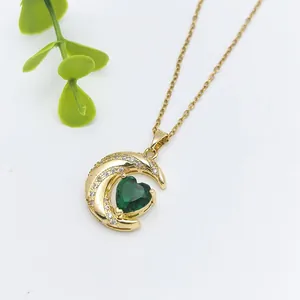 Collana luna crescente dorata con gemma cuore verde e zirconi bianchi