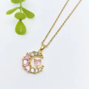 Collana dorata con pendente a luna e cuore con zirconi rosa su una catena classica