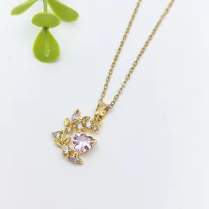 Elegante collana dorata con ciondolo in zircone rosa a forma di cuore e dettagli foglie