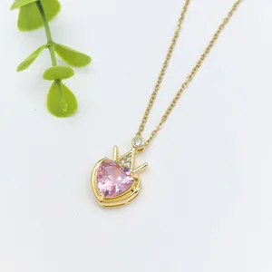 Collana con ciondolo a cuore in cristallo rosa e design a corona dorata da donna