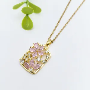 Collana dorata con pendente rettangolare con zirconi rosa a forma di fiori delicati