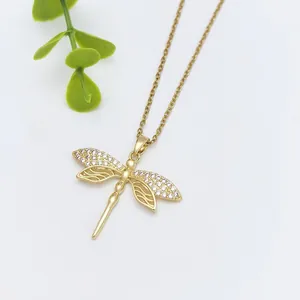 Collana con ciondolo a libellula dorata e accenti scintillanti in micro-pave di zirconi