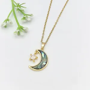 Elegante collana dorata luna e stella con intarsio in abalone e zirconi cubici