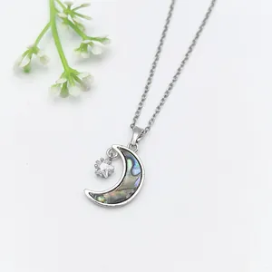 Collana con ciondolo a stella e luna in argento con inserto in conchiglia iridescente