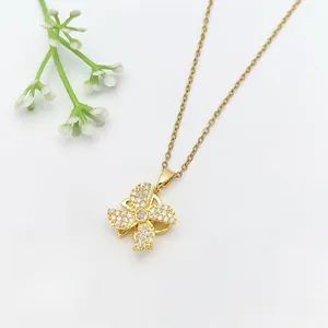 Collana a quadrifoglio dorata con zirconi bianchi e una gemma rosa raffinata