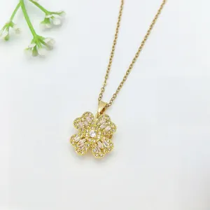 Elegante collana d'oro con pendente a quadrifoglio impreziosita da zirconi micro-pave