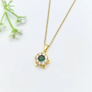 Elegante collana a fiore dorato con ciondolo in zircone verde smeraldo e cristalli pavé