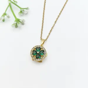 Squisita collana a quadrifoglio dorata con quattro zirconi verdi a cuore e cristalli bianchi