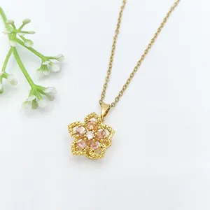 Elegante collana a fiore di ciliegio dorata con pietre di zircone rosa e bianche