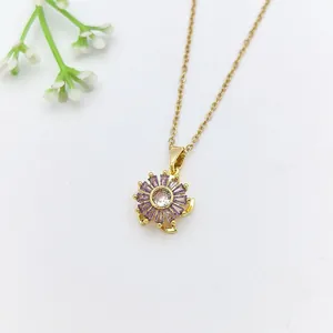 Collana dorata con ciondolo a fiore in pietre viola e gemma centrale trasparente