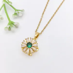 Collana dorata con ciondolo a fiore, cuore in zircone verde e petali trasparenti