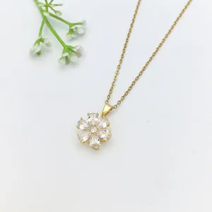 Elegante collana a fiore dorata con petali in zircone scintillanti su catena sottile