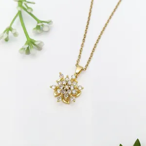 Elegante collana dorata con ciondolo a fiocco di neve e zirconi scintillanti incastonati