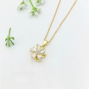 Elegante collana a fiore in oro con zirconi micro-pavé su una catenina sottile