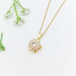 Collana con pendente a fiore dorato con zirconi e dettagli di foglie su catena sottile