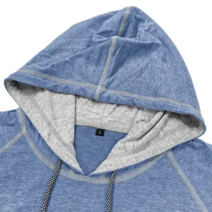 Dettaglio del collo della felpa blu-grigio con fodera a contrasto e coulisse bicolore