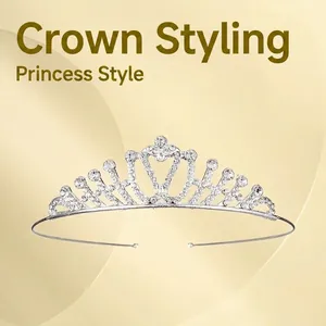 Serre-tête princesse argenté élégant avec strass clairs et motif de cœur