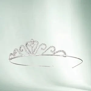 Diadème de princesse argenté pour filles avec strass étincelants en forme de cœur