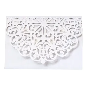 Elegante invitación de boda en papel perlado blanco cortada con láser y diseño de encaje