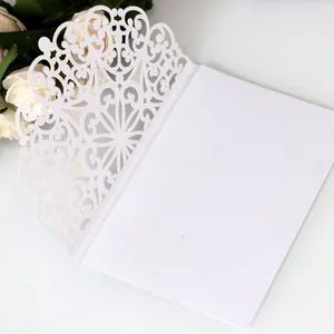 Elegante invitación de boda blanca cortada con láser con intrincados patrones florales
